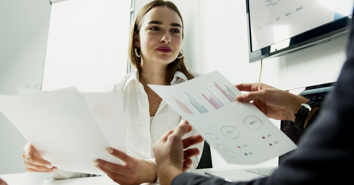 如何使用竞价广告来增强SEO效果？