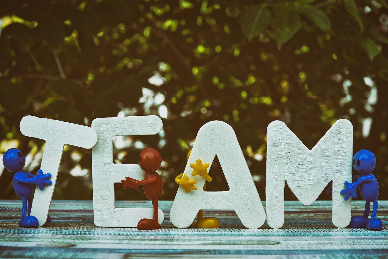 青年一派实名账号：实名认证下的在线保险与风险控制 